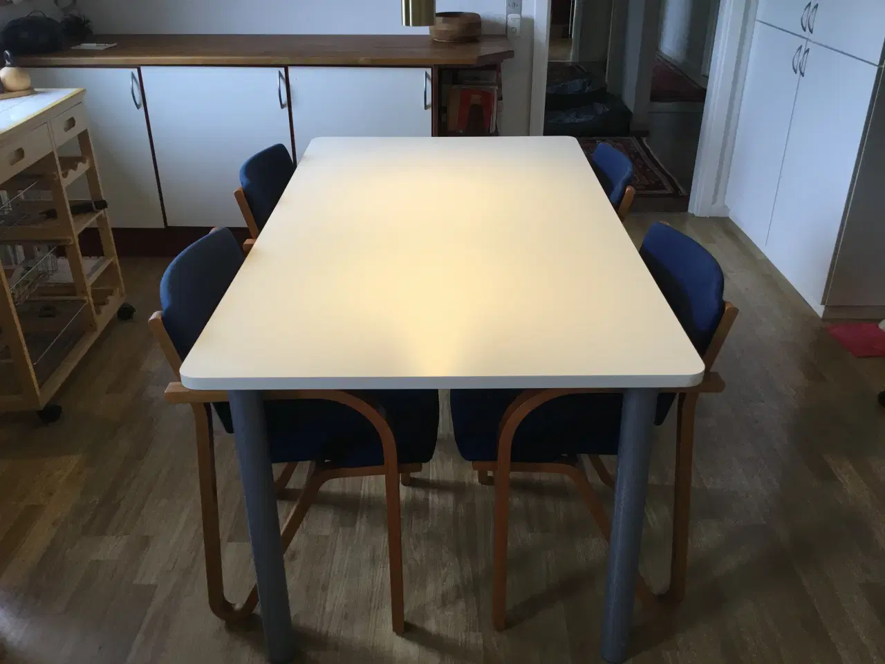 Billede 3 - Spisebord til køkken og 4 konference stole.