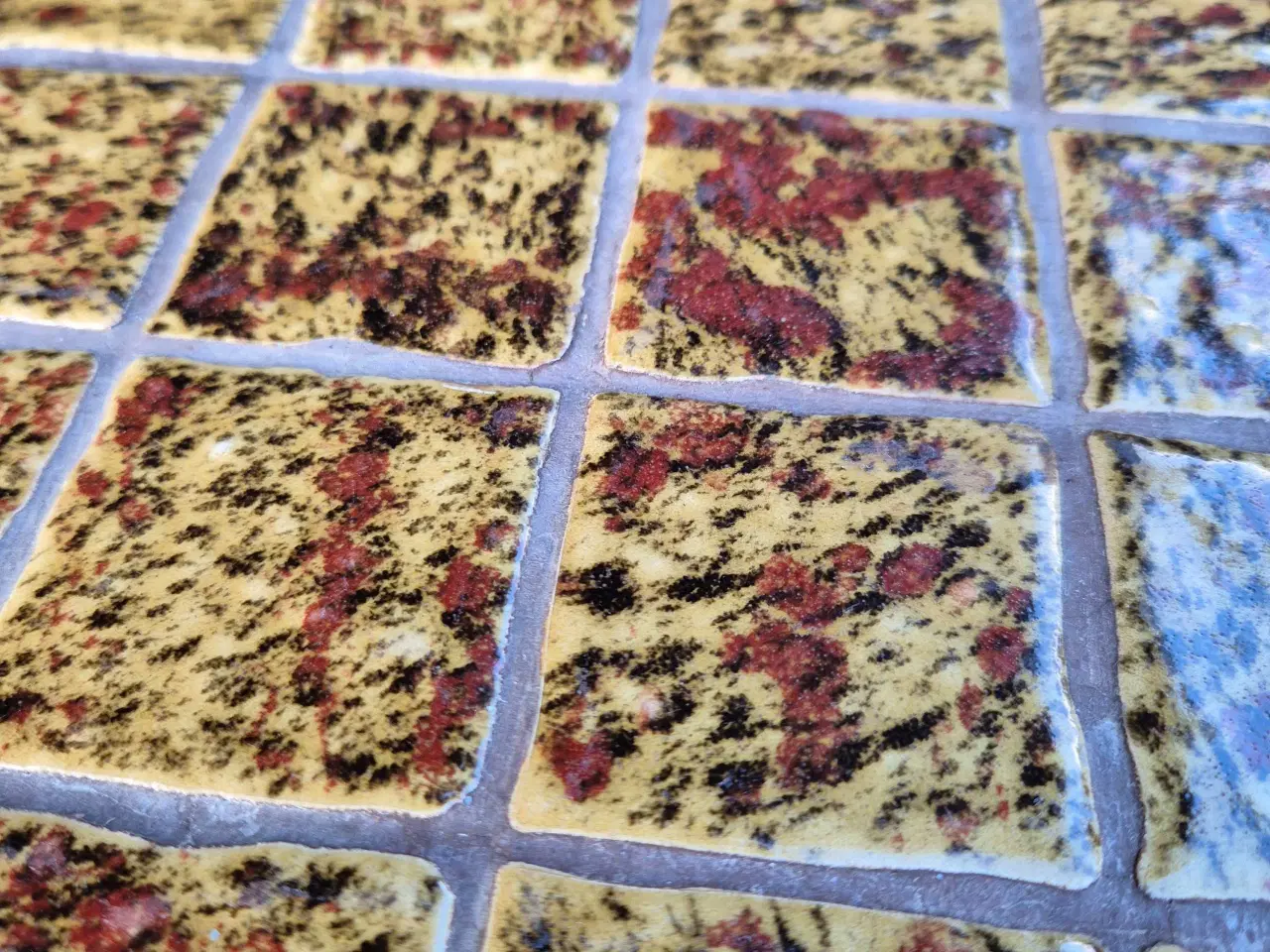 Billede 6 - Sidebord i teak med fine sandfarvede kakler