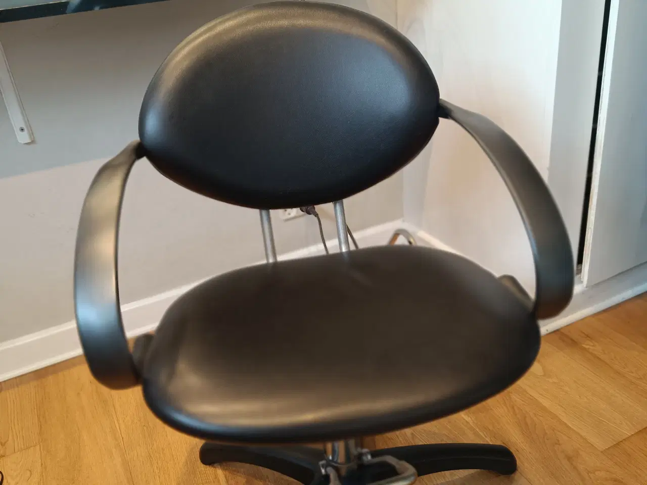 Billede 3 - Frisør stole sort kunstlæder 