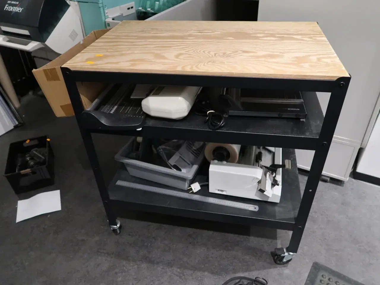 Billede 1 - Opbevaringsvogn med skærebord, lamineringsmaskine m.m.