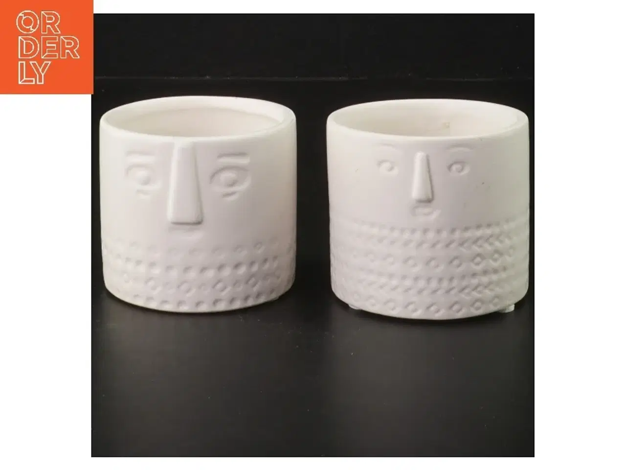 Billede 1 - To hvide urtepotter med ansigt (str. Ø 7,5 cm)