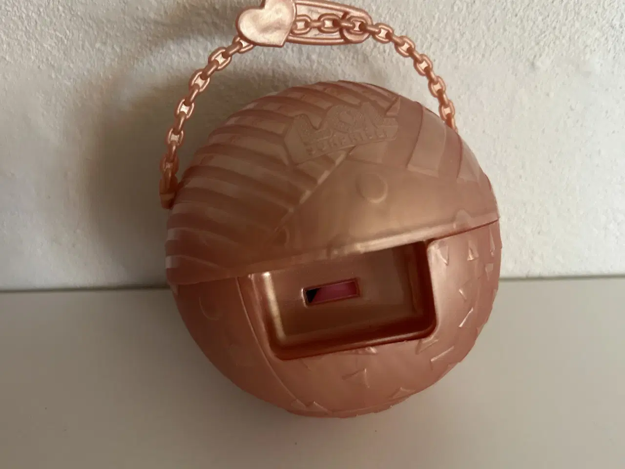 Billede 3 - L.O.L dukke med tilbehør