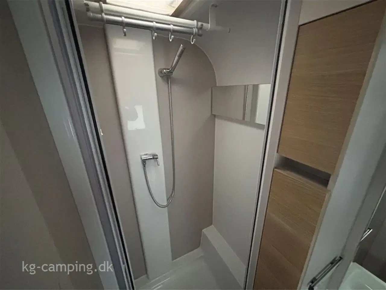 Billede 15 - 2022 - Adria Adora 613 UT Lækker vogn med fritstående dobbeltseng - Mover - Fortelt