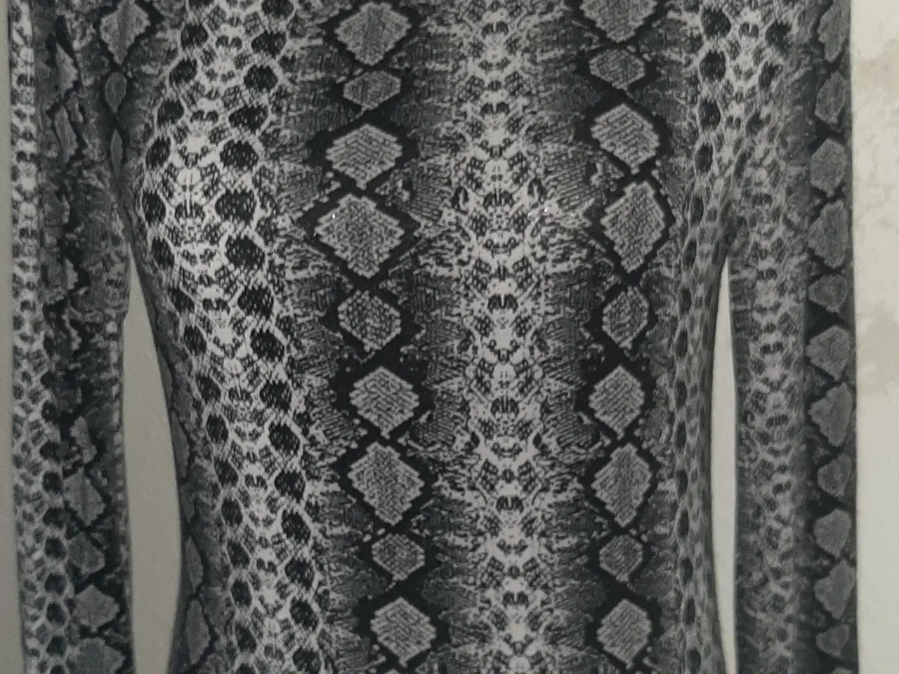 Billede 3 - Kjole-Bodycoon. Med snakeprint/Størrelse : Medium