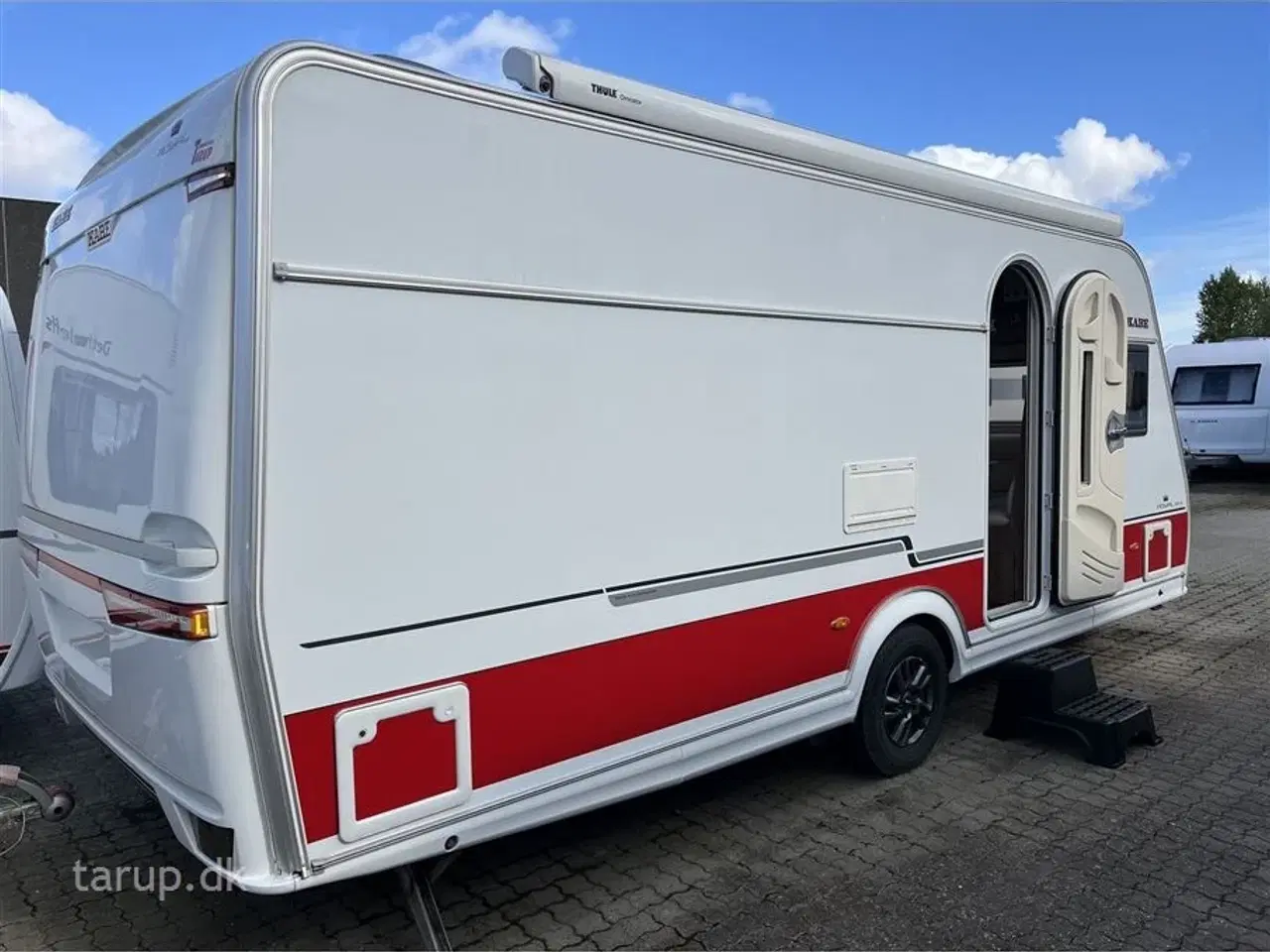 Billede 2 - 2015 - Kabe Royal 560 XL   Fastmonteret markise Thule 9200 4 meter, rundsiddegruppe i lyst skind, ALDE centralvarme, vandbåren gulvvarme, microbølgeovn, fransk dobbeltseng