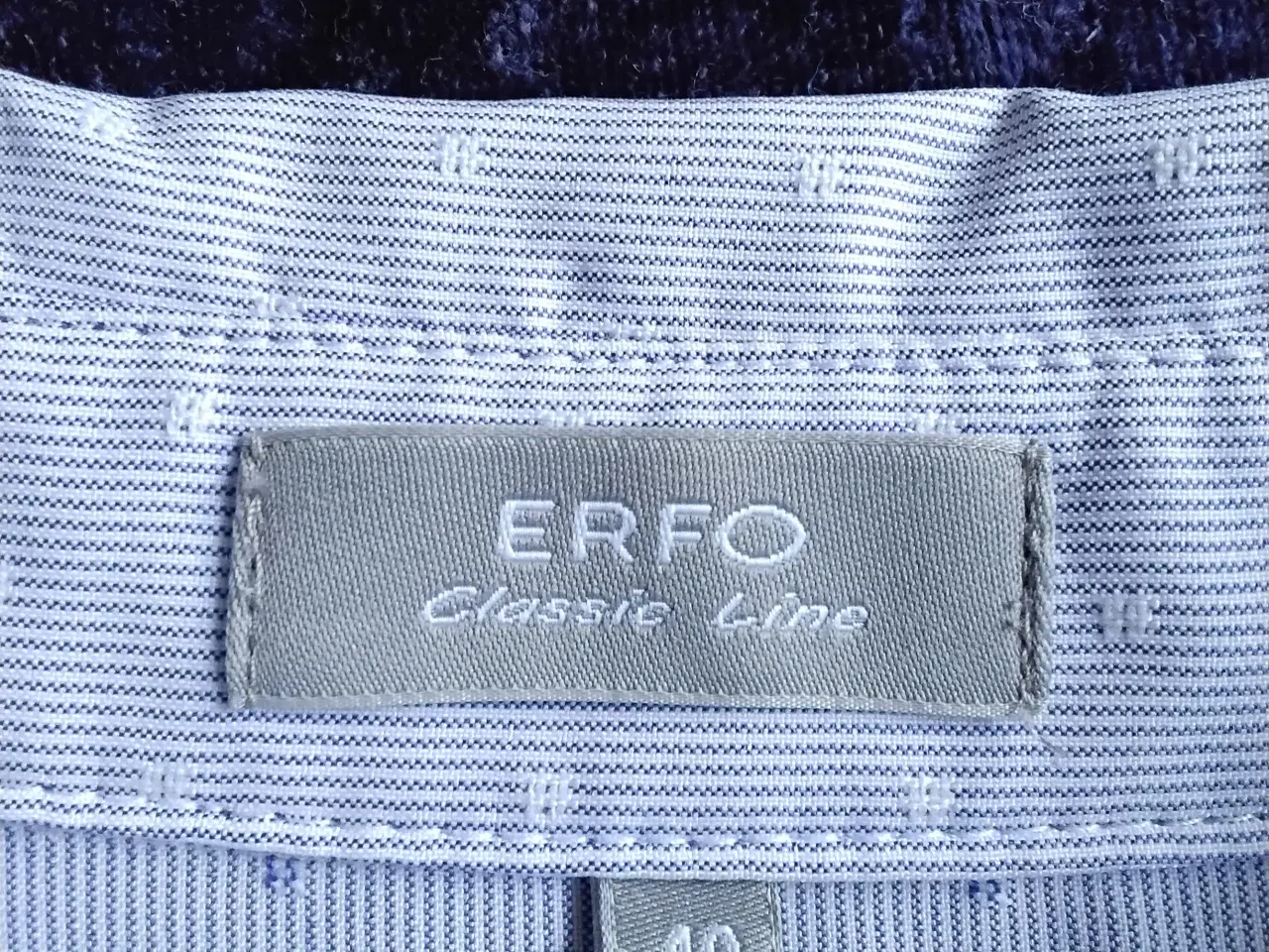 Billede 3 - ERFO dameskjorte str 40 lyseblå / perlemorsknapper