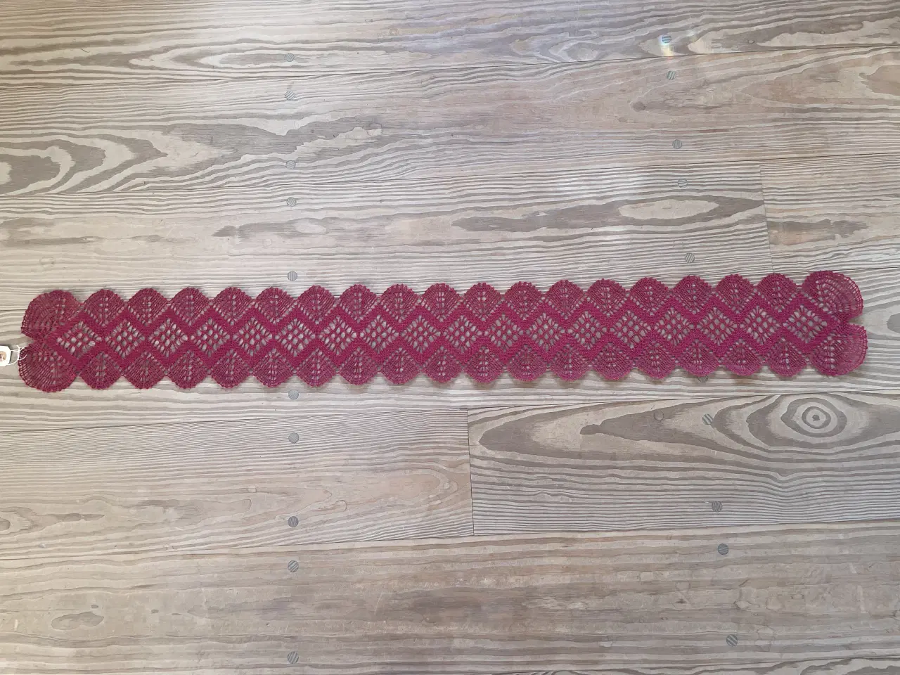 Billede 2 - Kniplet Bordløber/Festremse i vinrød farve. 16x120