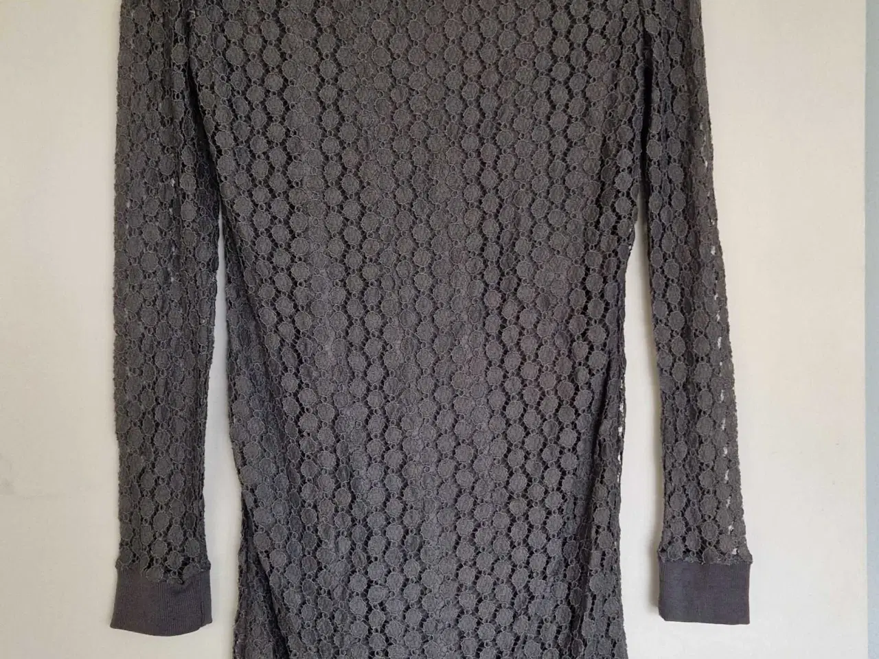 Billede 2 - Grå bluse fra Sophyline