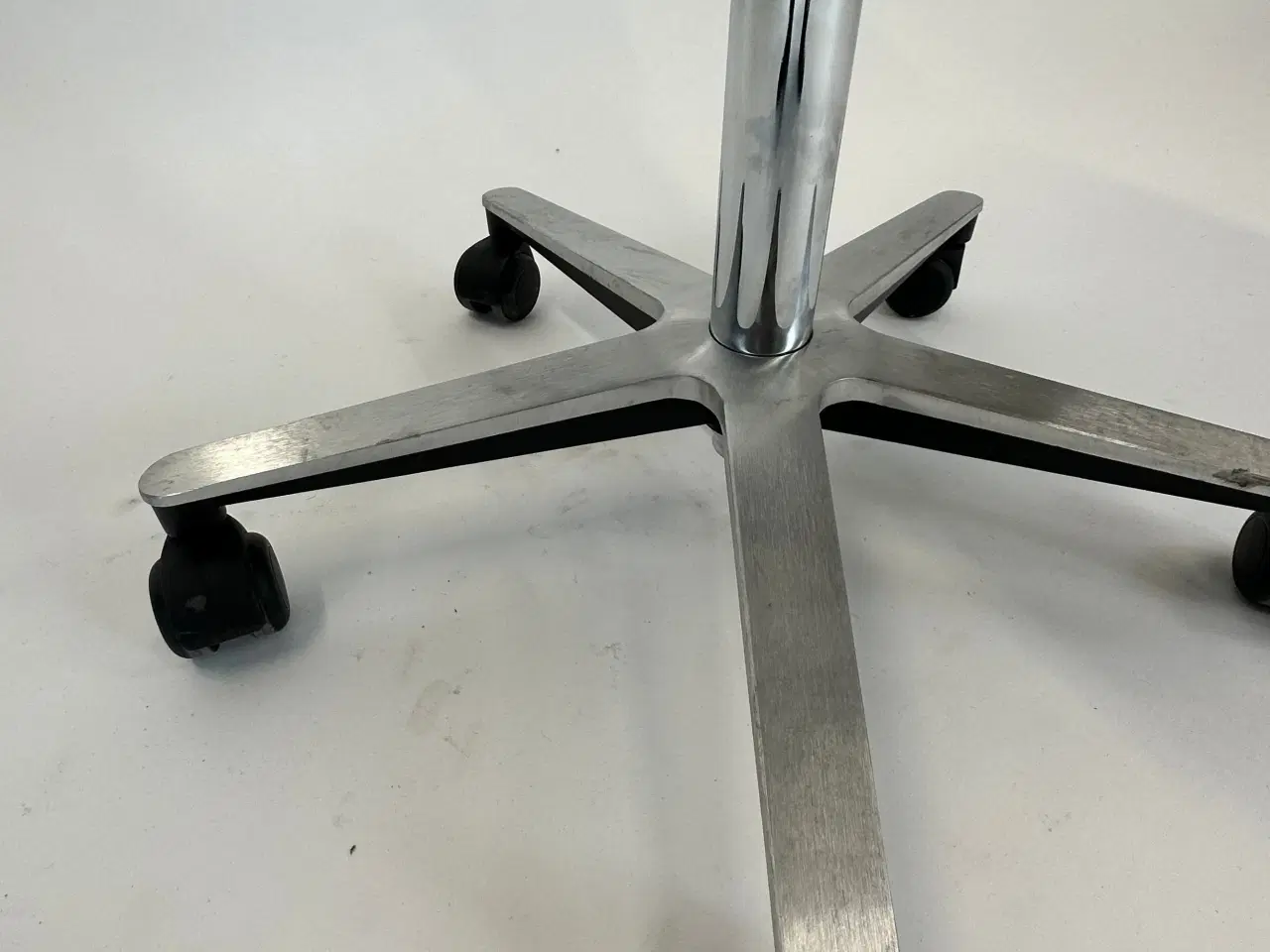 Billede 8 - Butterfly swivel fra Magnus Olesen (Brun kunstlæder)