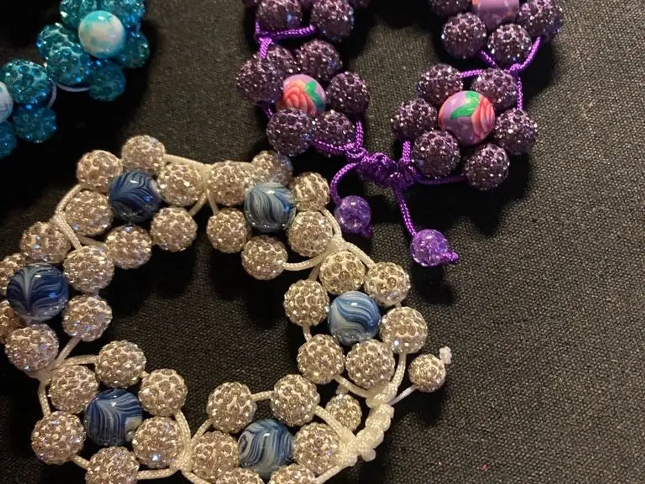 Billede 2 - Smukke nye knyttede blomsterarmbånd