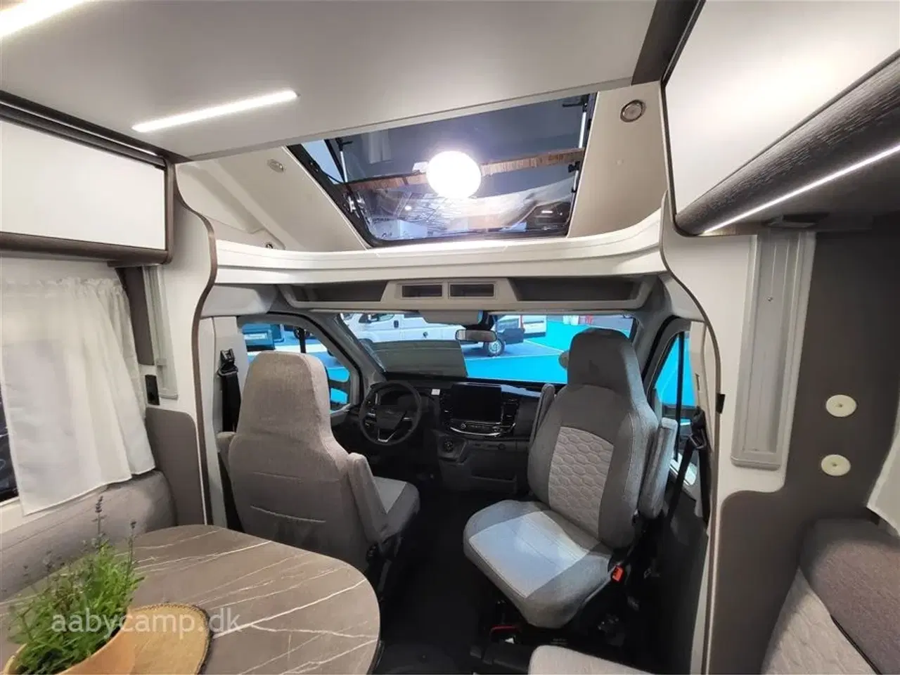 Billede 11 - 2025 - Benimar Tessoro 444   Rummelig top udstyret Camper