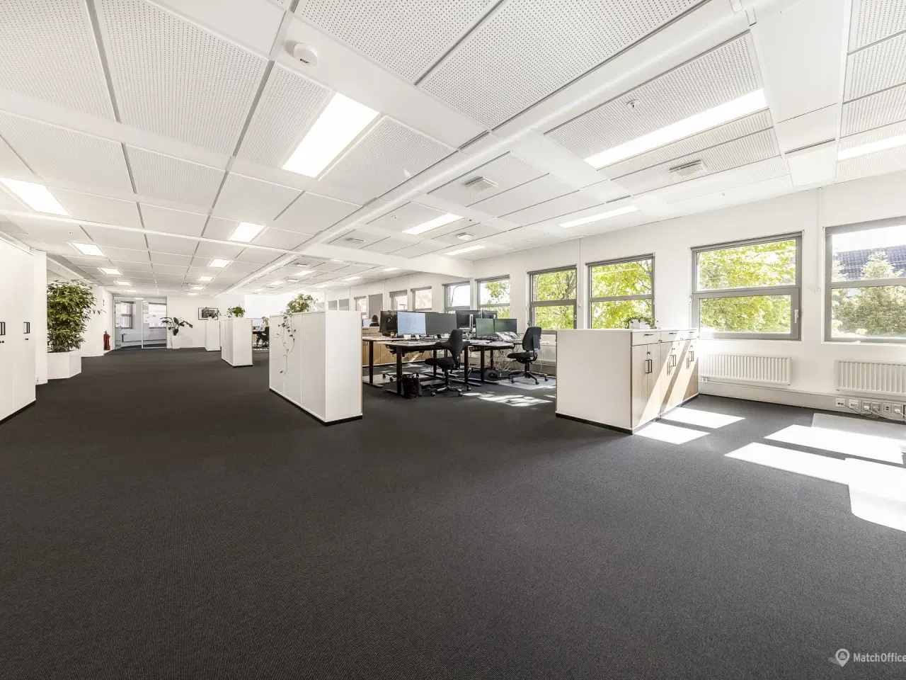 Billede 1 - 819 m² kontor med plads til 44 arbejdspladser, nem tilgængelighed og parkering.