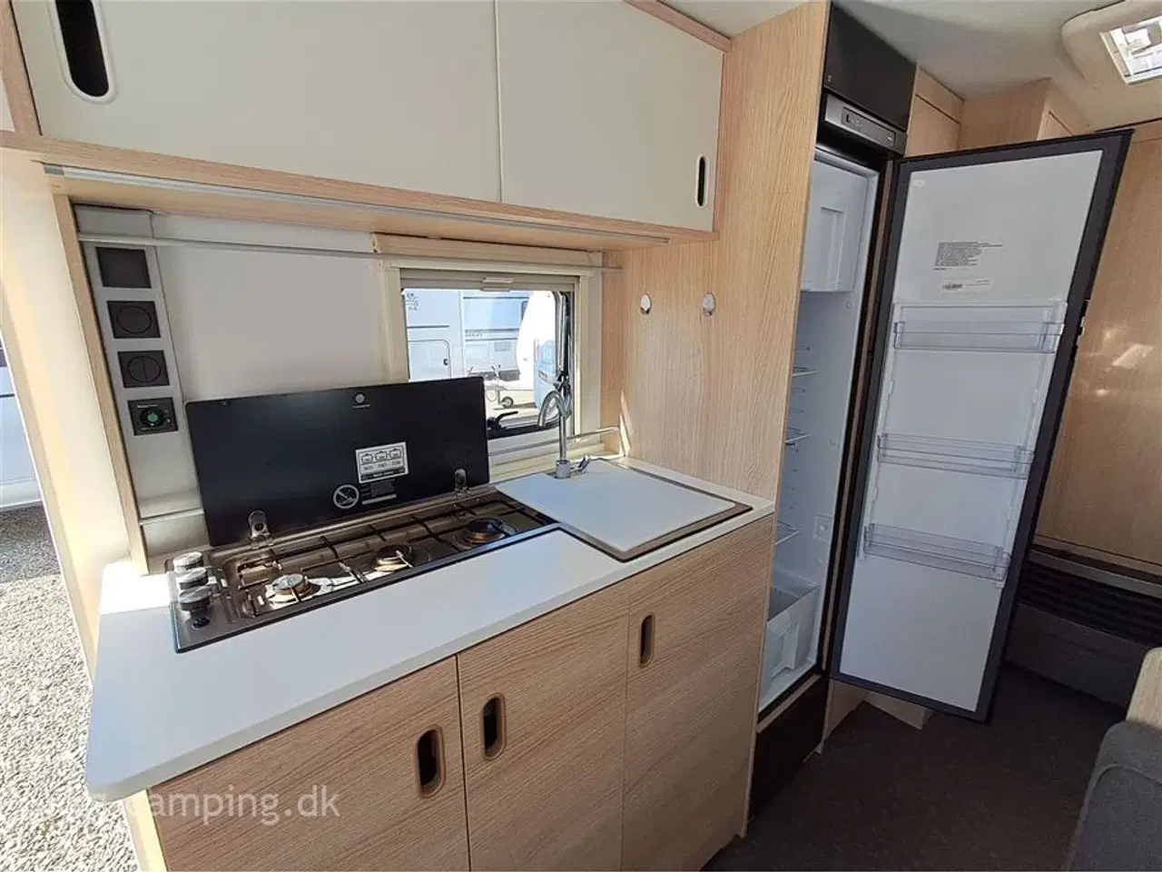 Billede 9 - 2022 - Adria Aviva 522 PT   Letvægtsvogn med 3 køjer og Isabella Sun Shine Plus solsejl