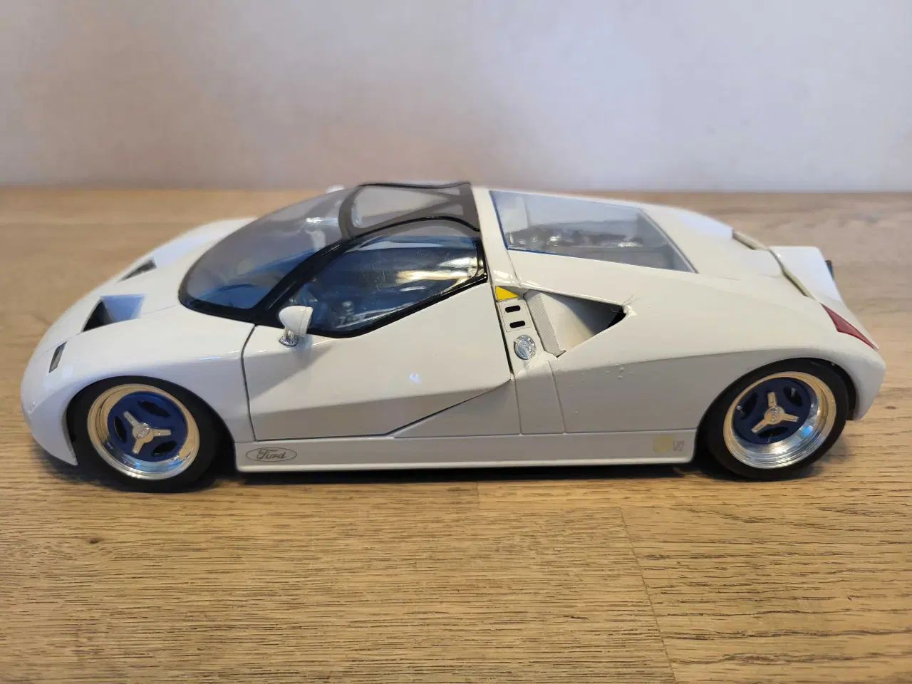 Billede 1 - Modelbil: FORD GT90 1995.  Skala 1/18.