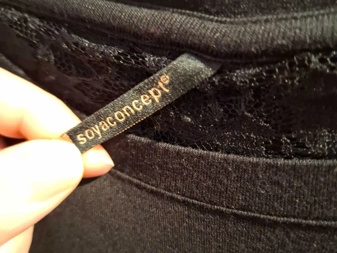 Billede 3 - Sort bluse med flotte detaljer bag på ryggen