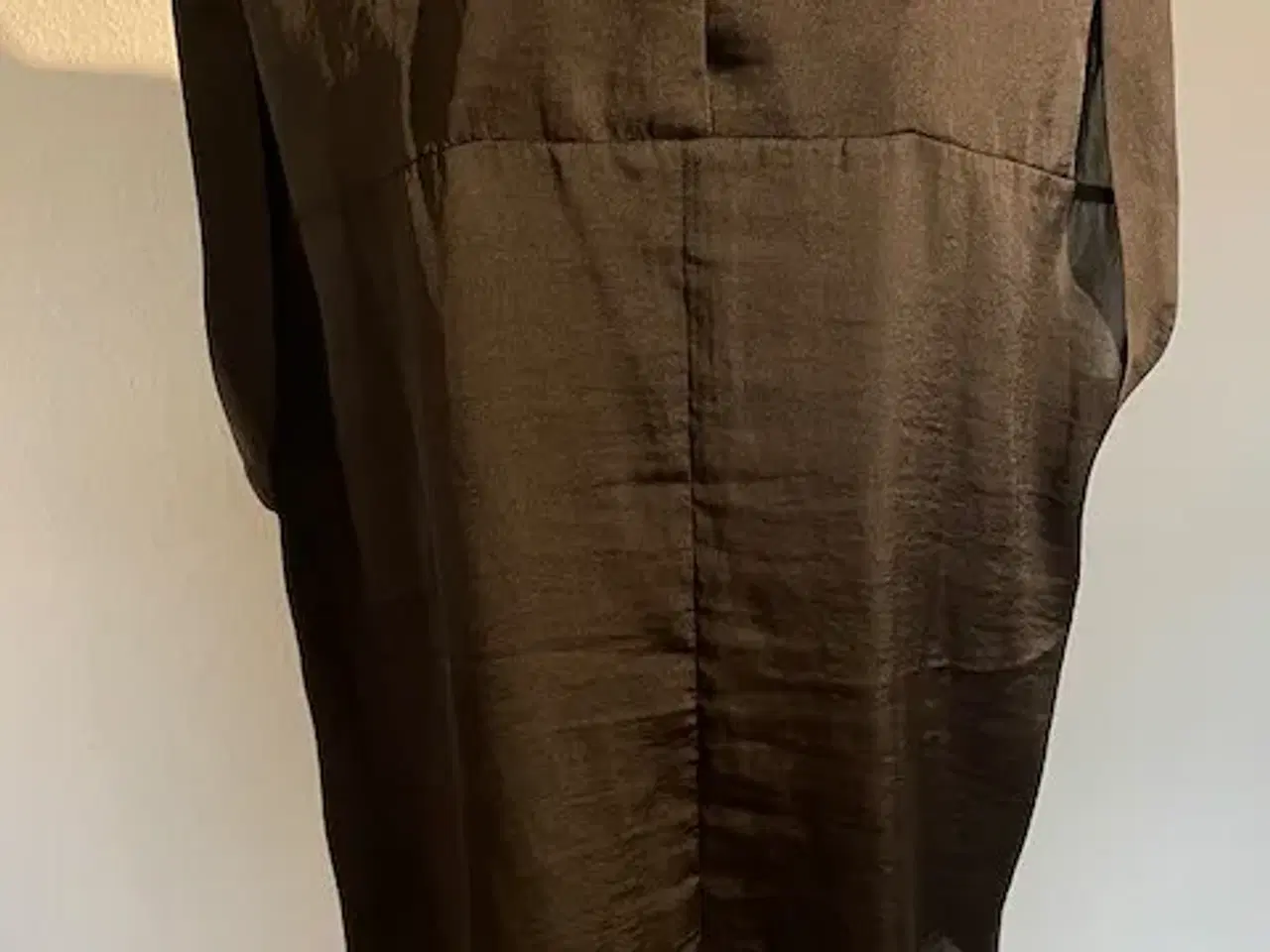 Billede 4 - NEDSAT Sort Asos top med meget kort ærme, str. 46