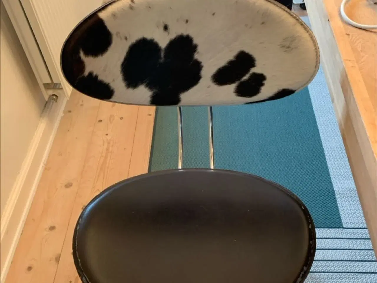 Billede 1 - Stol med koskind på ryggen