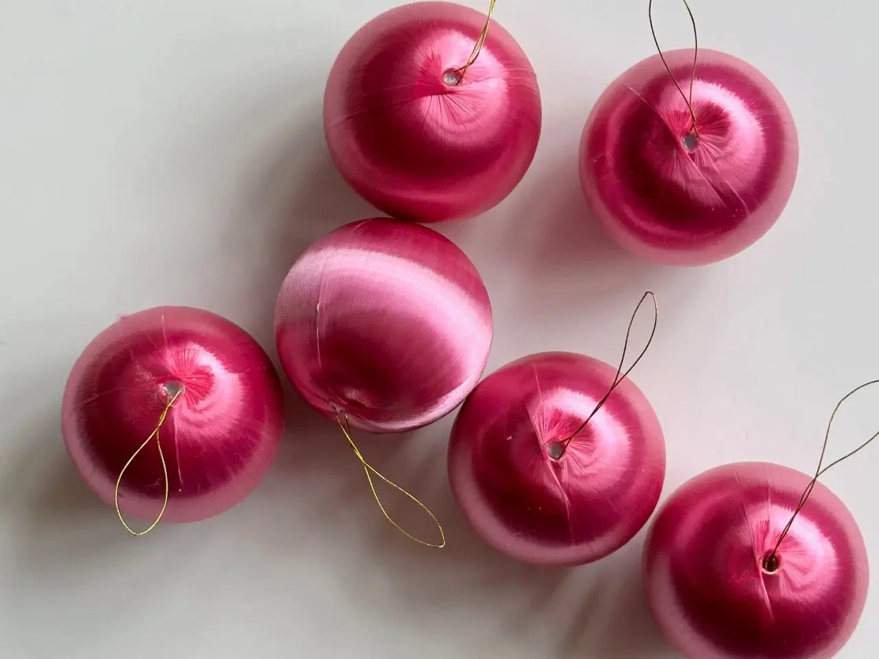 Billede 2 - Lyserøde silkekugler, 6 stk samlet