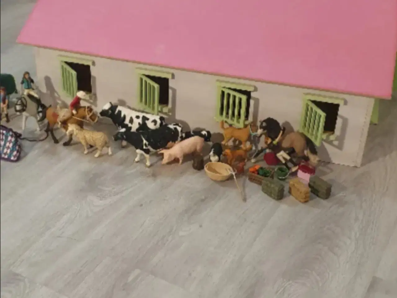 Billede 3 - Schleich ridestald med lys.