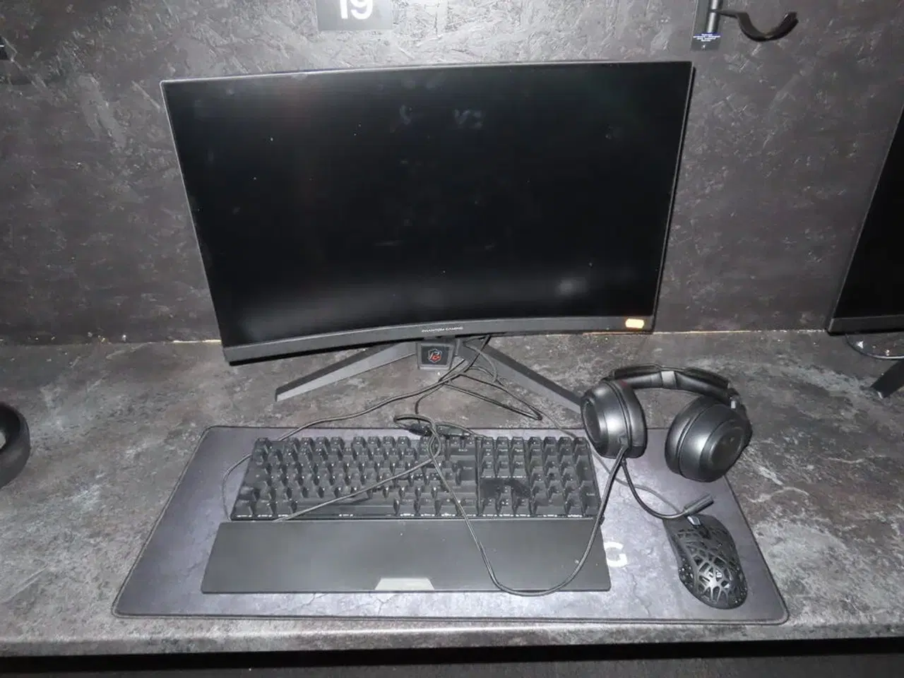 Billede 1 - 27" curved gaming monitor, ASROCK PHANTOM GAMING pg27f15rs1a