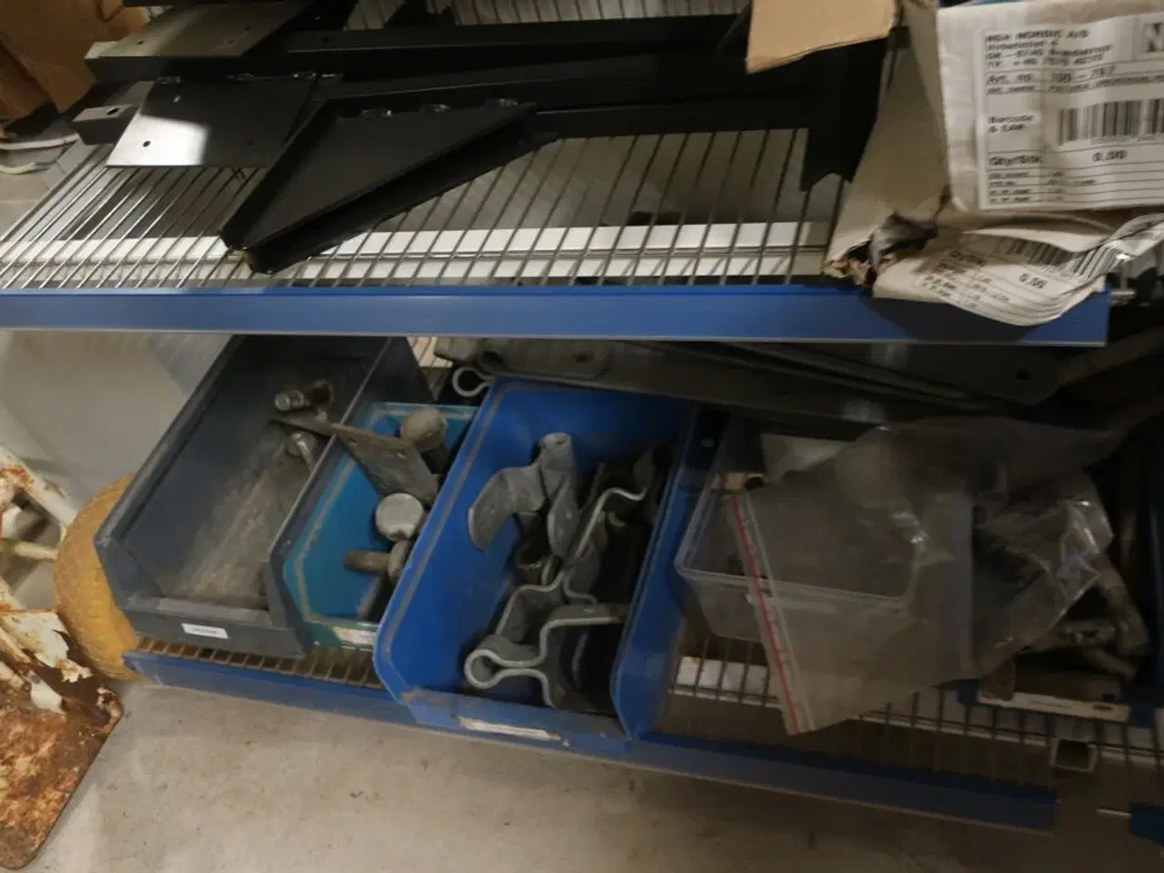 Billede 19 - 2 fag salgsreoler inkl. indhold (se billeder)