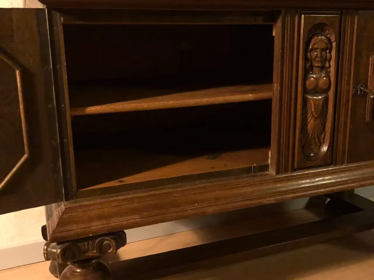 Billede 3 - Antik massivt egetræ skænk med udskæring