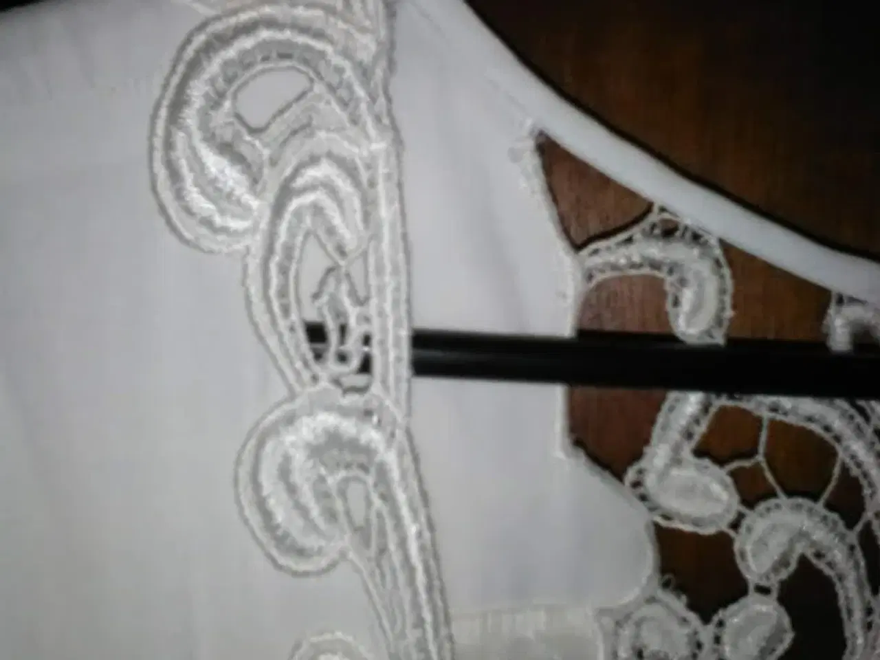 Billede 5 - Hvid kjole med blonder,bredt strutskørt/Medium