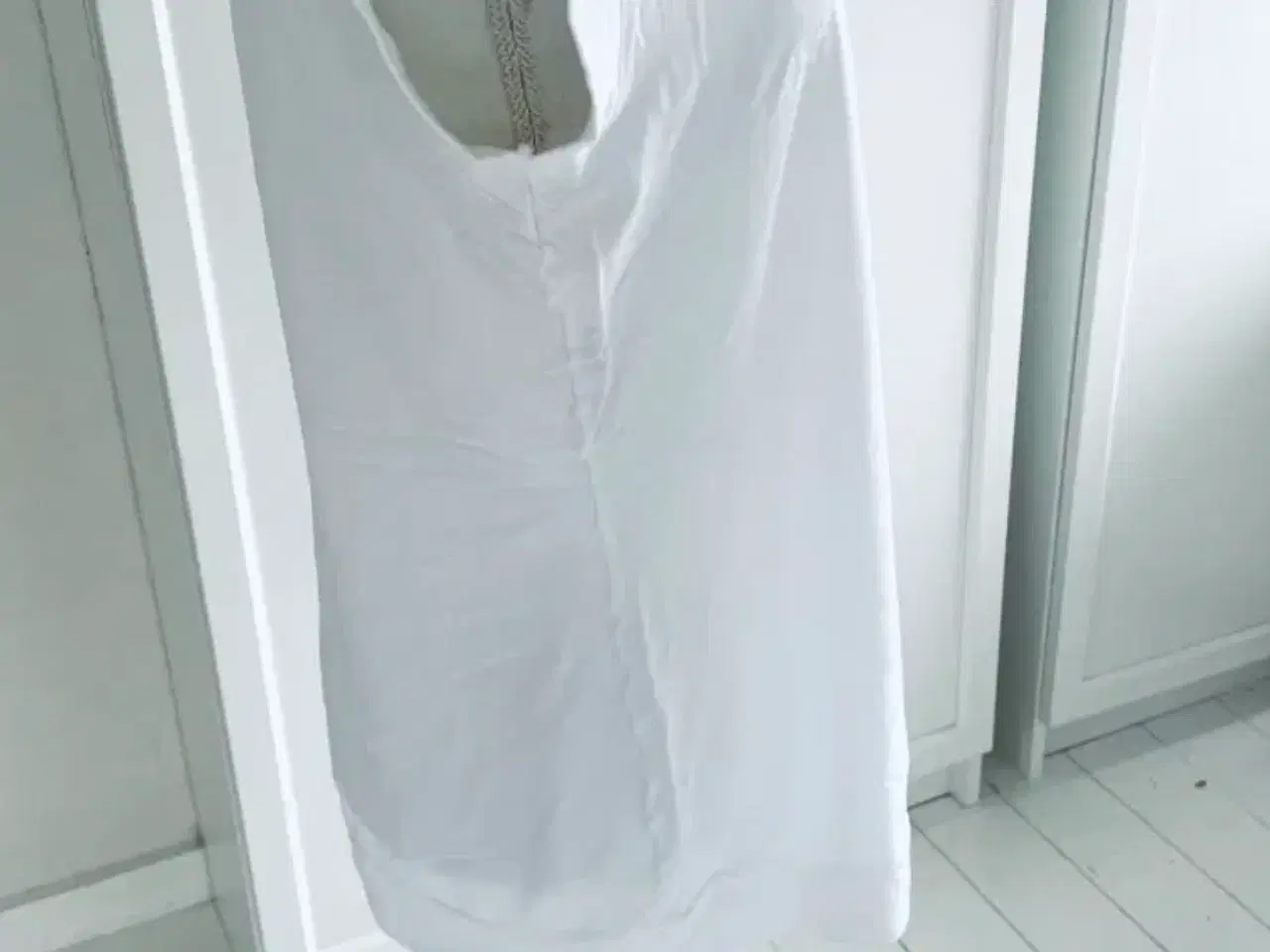 Billede 2 - Vest i hvid i meget god stand 44/46