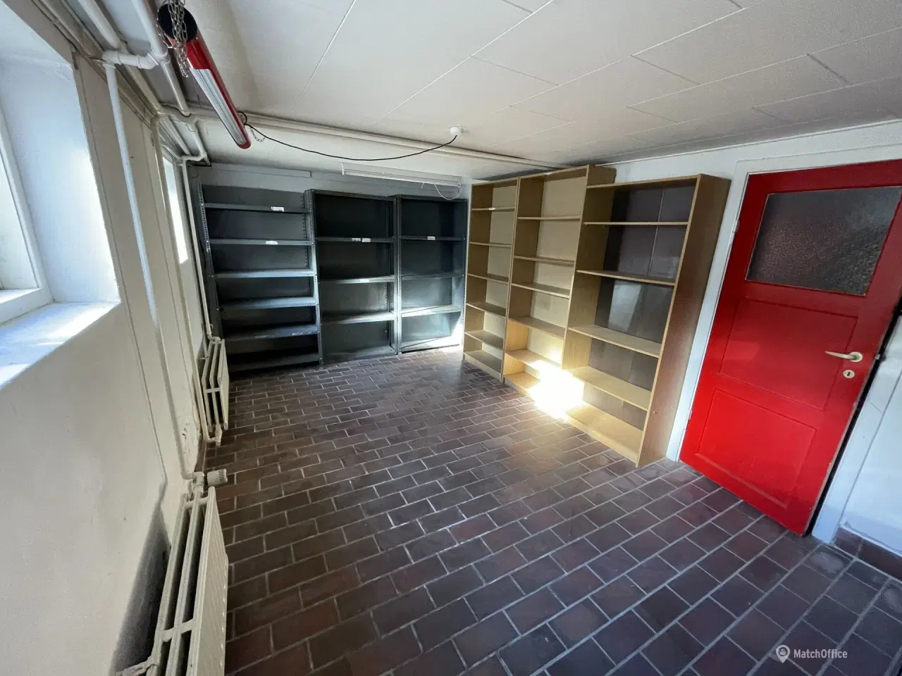 Billede 23 - 3 lejemål til lager. showroom, behandling, kontor m.m. Biladgang til lager –Skiltemulighed mod Grønnevej