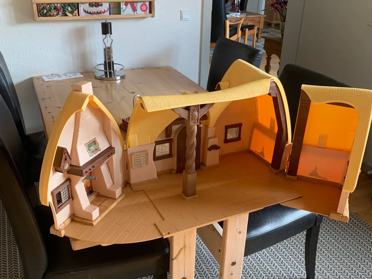 Billede 2 - Disney hus med møbler og figurer