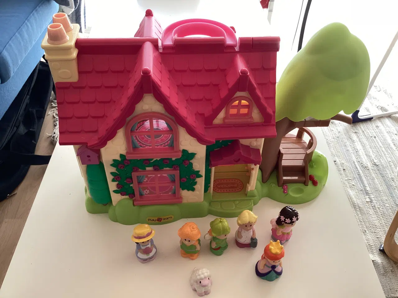 Billede 2 - Fint legehus fra Play2Learn inkl. figurer