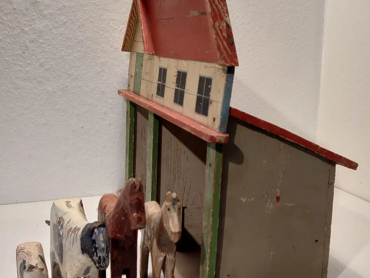 Billede 7 - Fængselslegetøj: 4 trædyr og stor stald. Ca 1933.