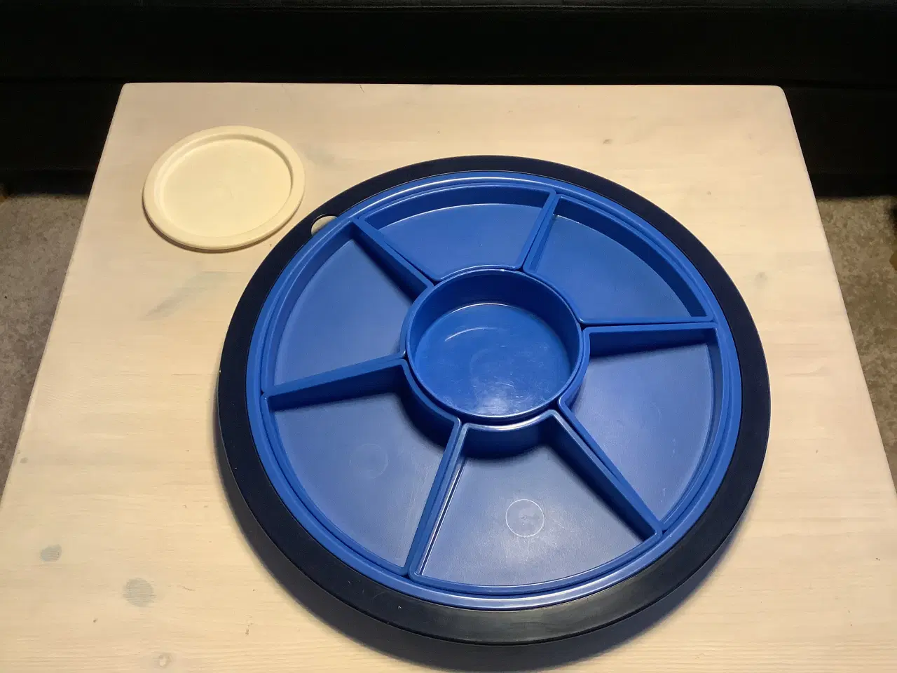 Billede 2 - Tupperware serverigsfad i blå plast