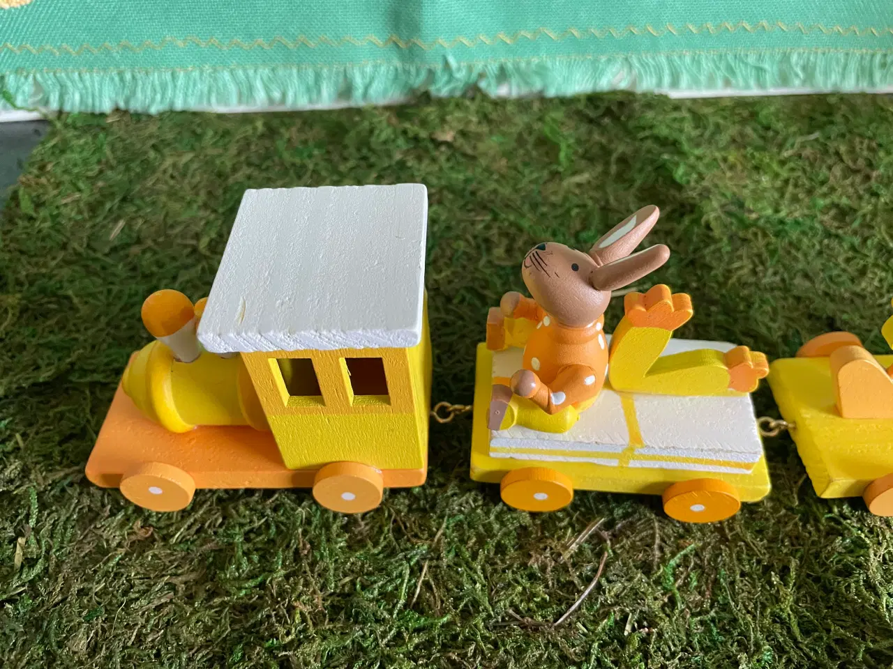 Billede 3 - Fint gult påske tog m. pynt.