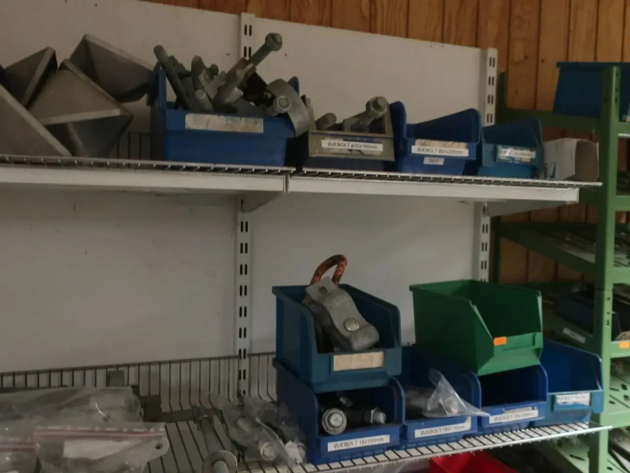 Billede 11 - 4+1 fag reoler inkl. indhold (hegnstilbehør m.v.) (se billeder)