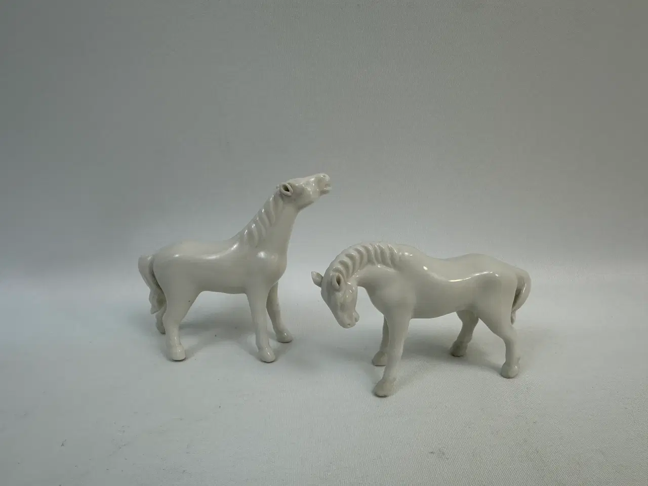 Billede 1 - 2 små hvide porcelænsheste