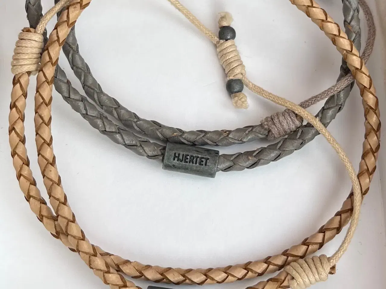 Billede 2 - 2 stk. ELSK armbånd i flettet læder – Klassisk dan