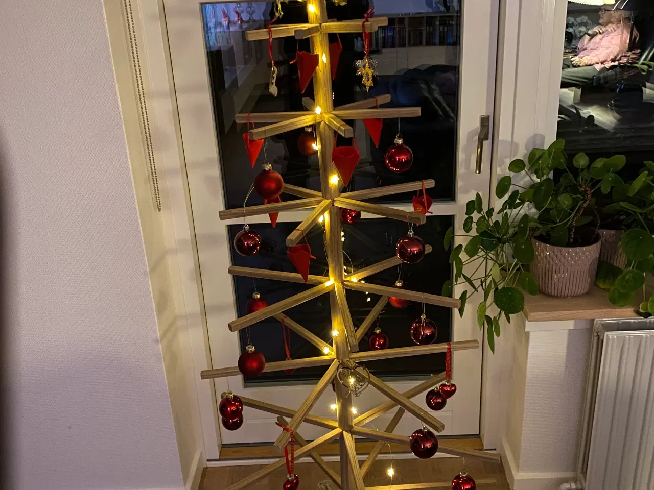 Billede 2 - DEKORATIONSTRÆ AF TRÆ