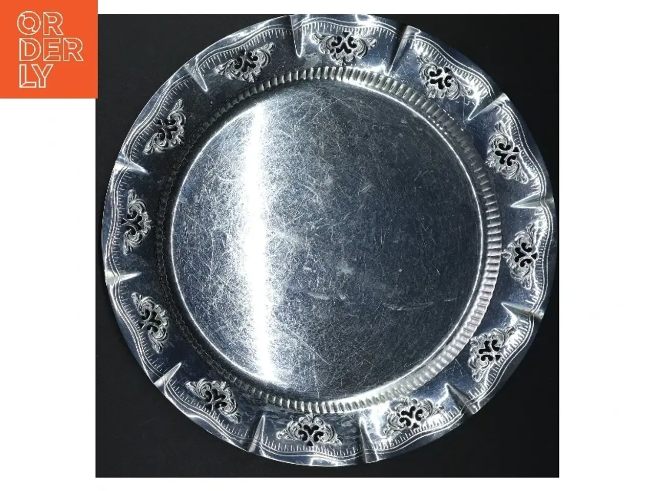 Billede 4 - Sølvfarvet fad med dekorative detaljer (str. Ø. 30 cm)