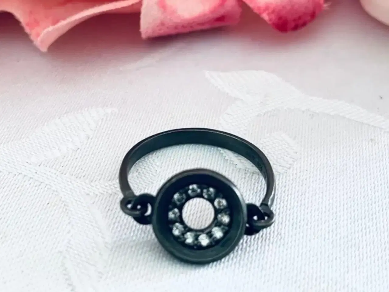 Billede 1 - Dansk design ring med 10 brillanter 