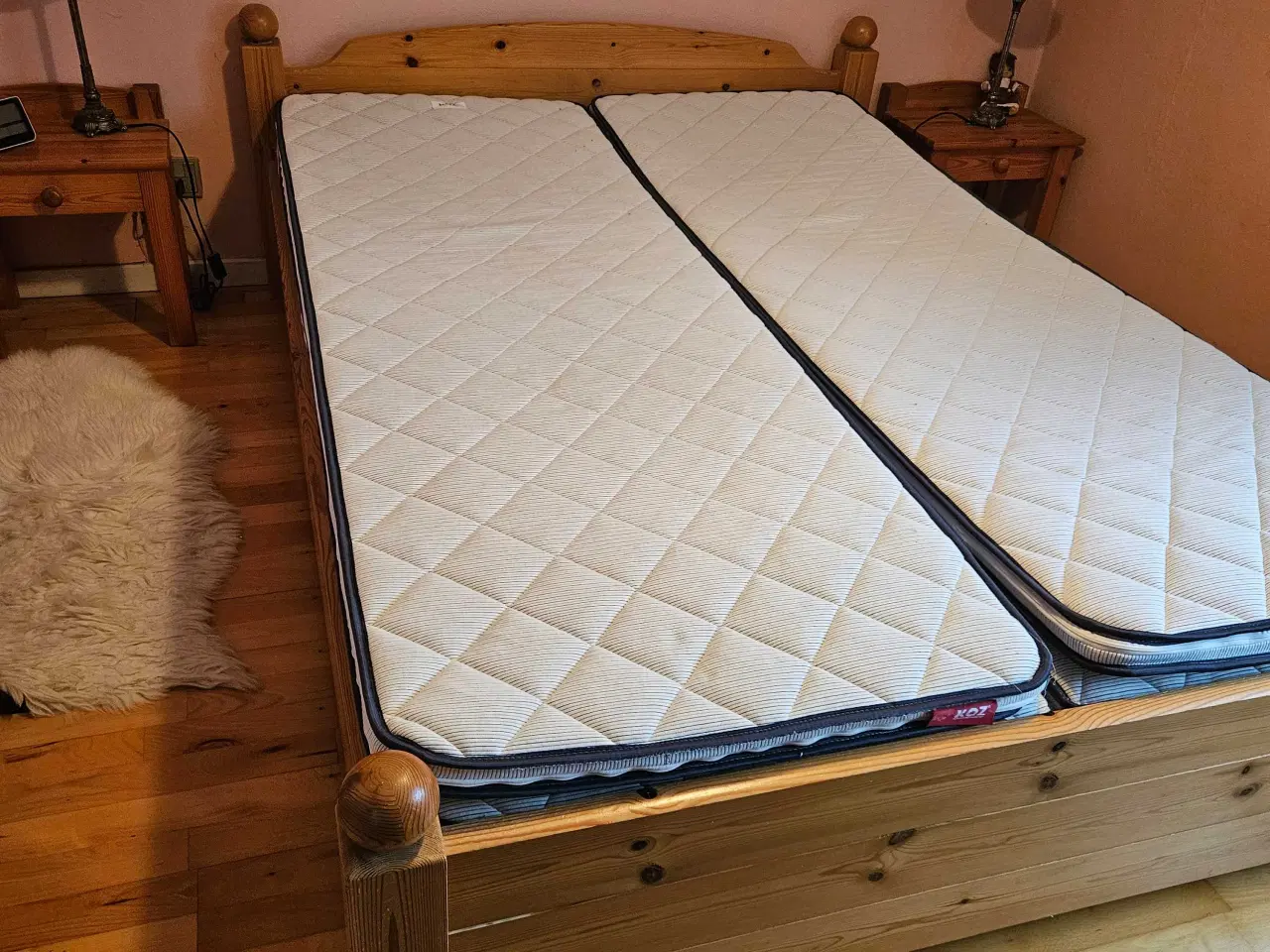 Billede 2 - Fyrretræs seng med sengebord