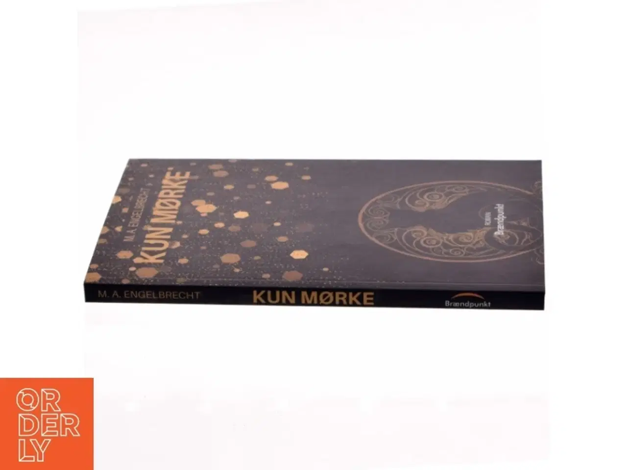 Billede 2 - Kun mørke : roman af M. A. Engelbrecht (f. 1993) (Bog)
