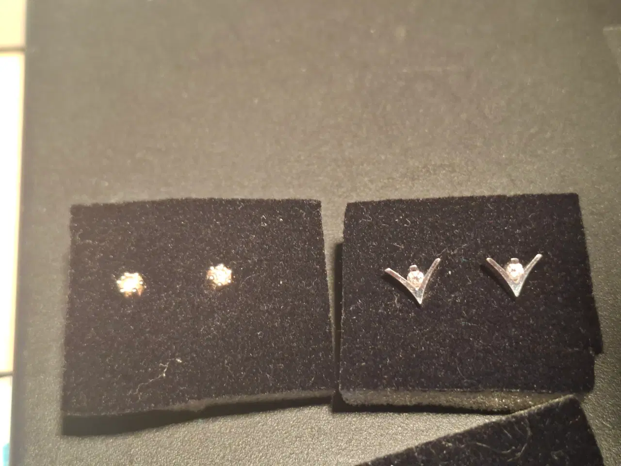 Billede 3 - 2 Par guld + hvidguld ørestikker med diamant