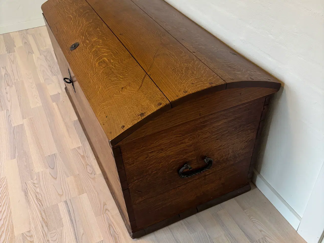 Billede 1 - Smuk rummelig gammel dragkiste