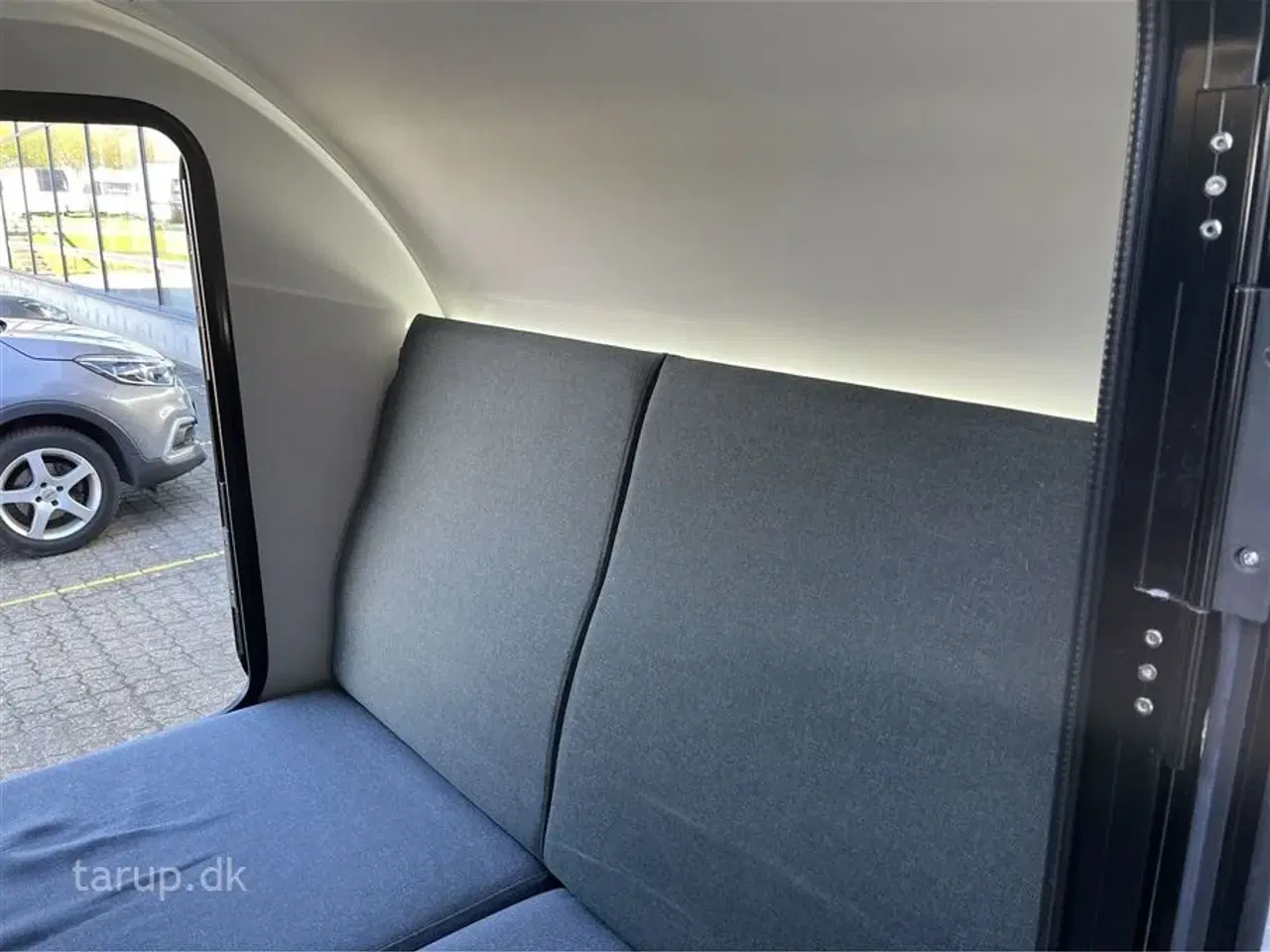 Billede 14 - 2023 - Hero Camper Ranger R   Køkkentelt, solcelle og batteripakke, alufælge, Webasto diesel fyr, Hero Camper Skyebox, markise, køleboks, endekøkken med 2 gasblus.