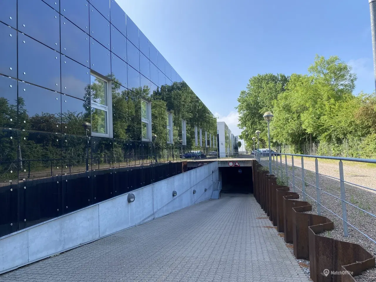 Billede 2 - Højloftet kælderlokale med gode adgangsforhold