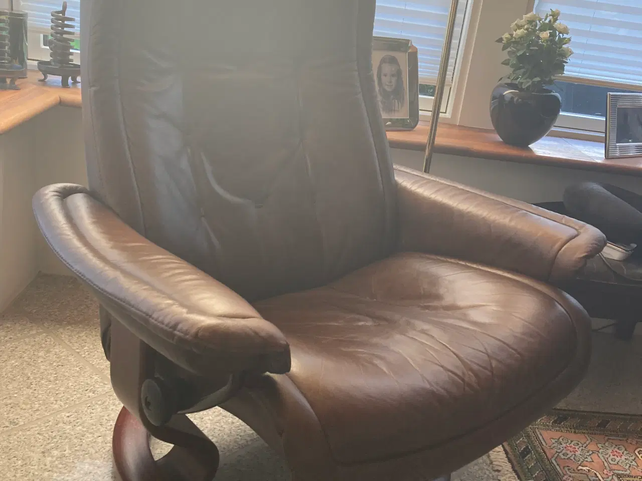 Billede 1 - VStressless vippe lænestol i brunt læder 
