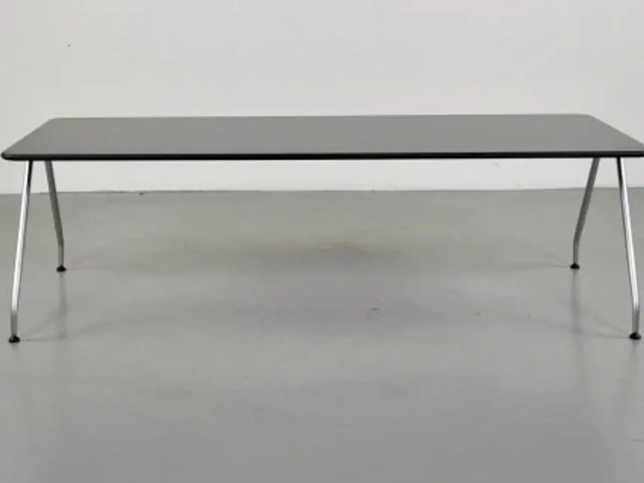 Billede 1 - Bent krogh sofabord i sort med alufarvede ben.