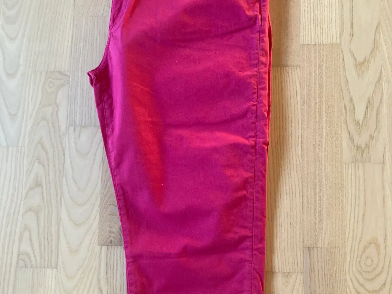 Billede 1 - Ceride-røde Capri-shorts (3/4 lange) str 46