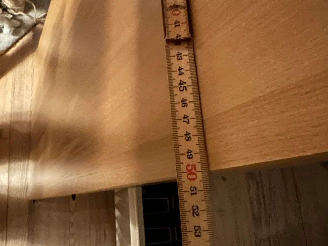 Billede 3 - 8 kantet bord med tillægsplade og fire stole